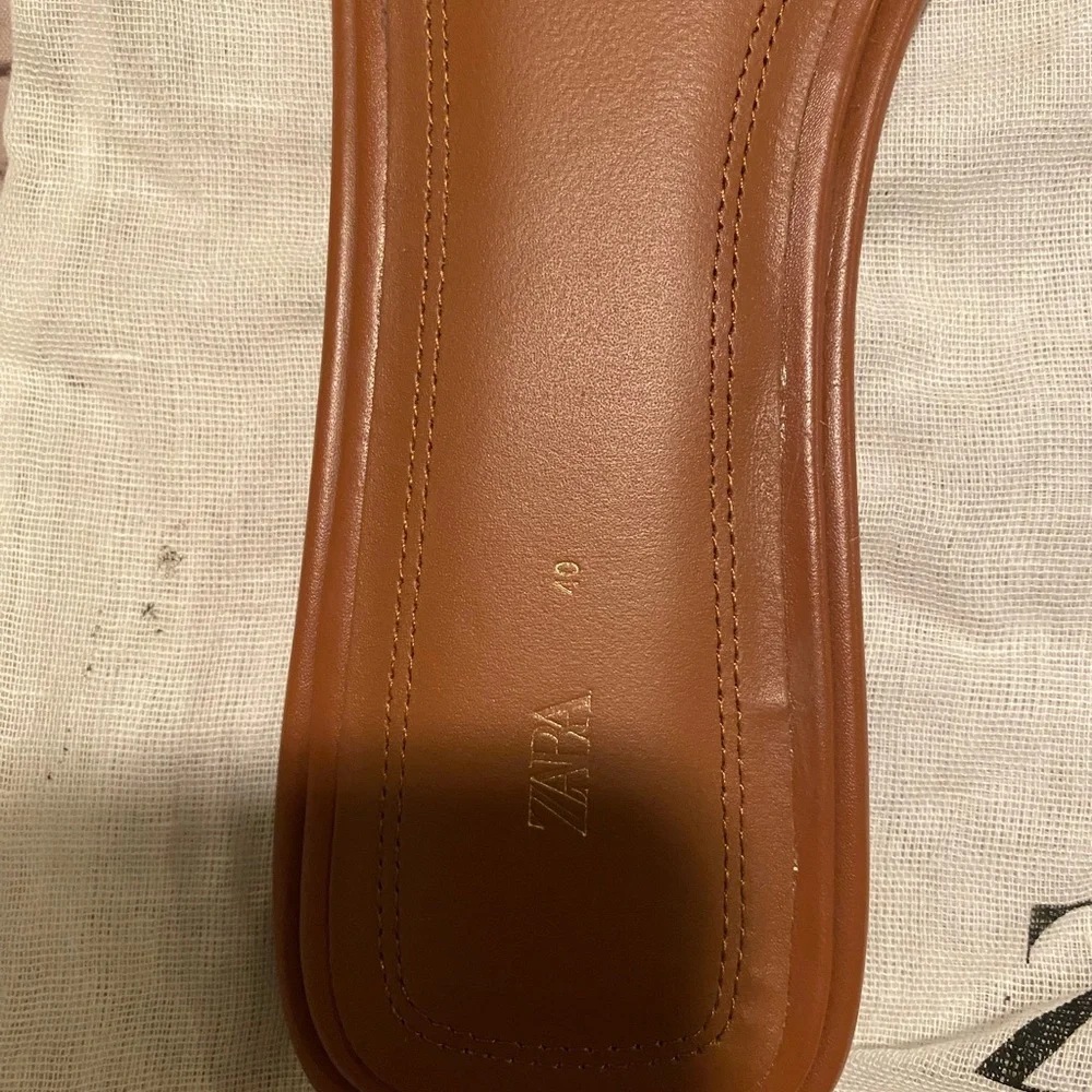 ZARA Tan Leather Crisscross Slide Sandals with Gold Buckle Sz 9 (40) - Picture 3 of 4